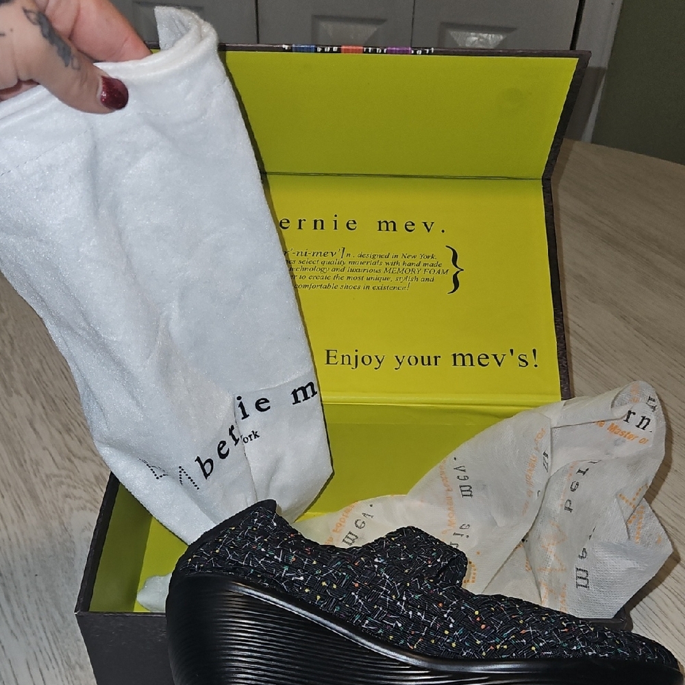 bernie mev. Black and Multicolor Wedges - Picture 6 of 8
